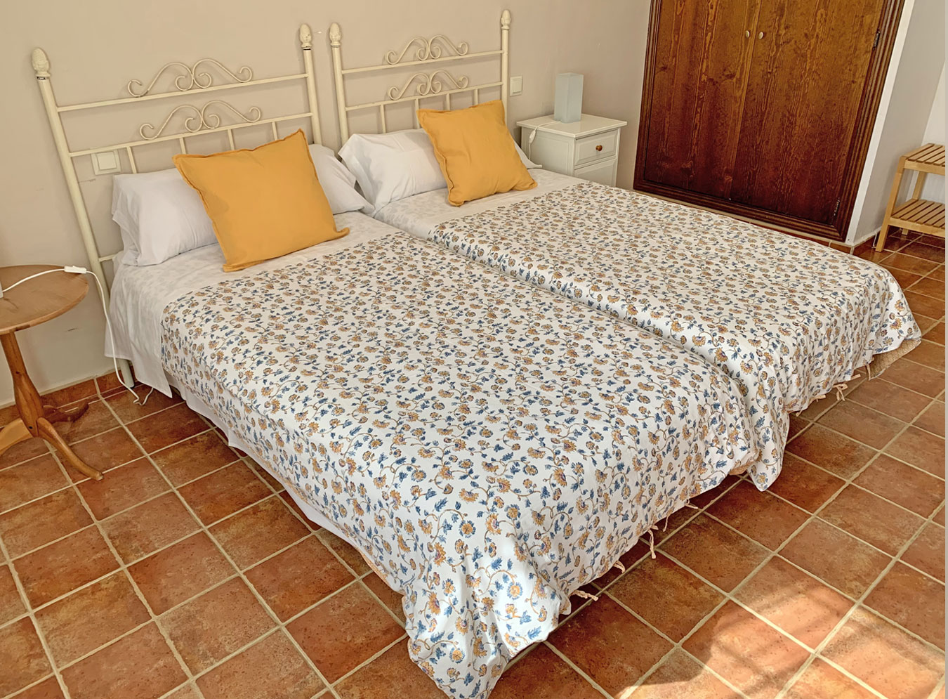 dormitorio-dos-camas-individuales-vista-2